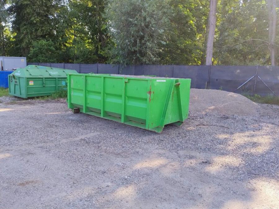 Zielony kontener na gruz i odpady budowlane